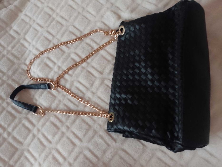 Torebka ze złotym łańcuszkiem z Londynu