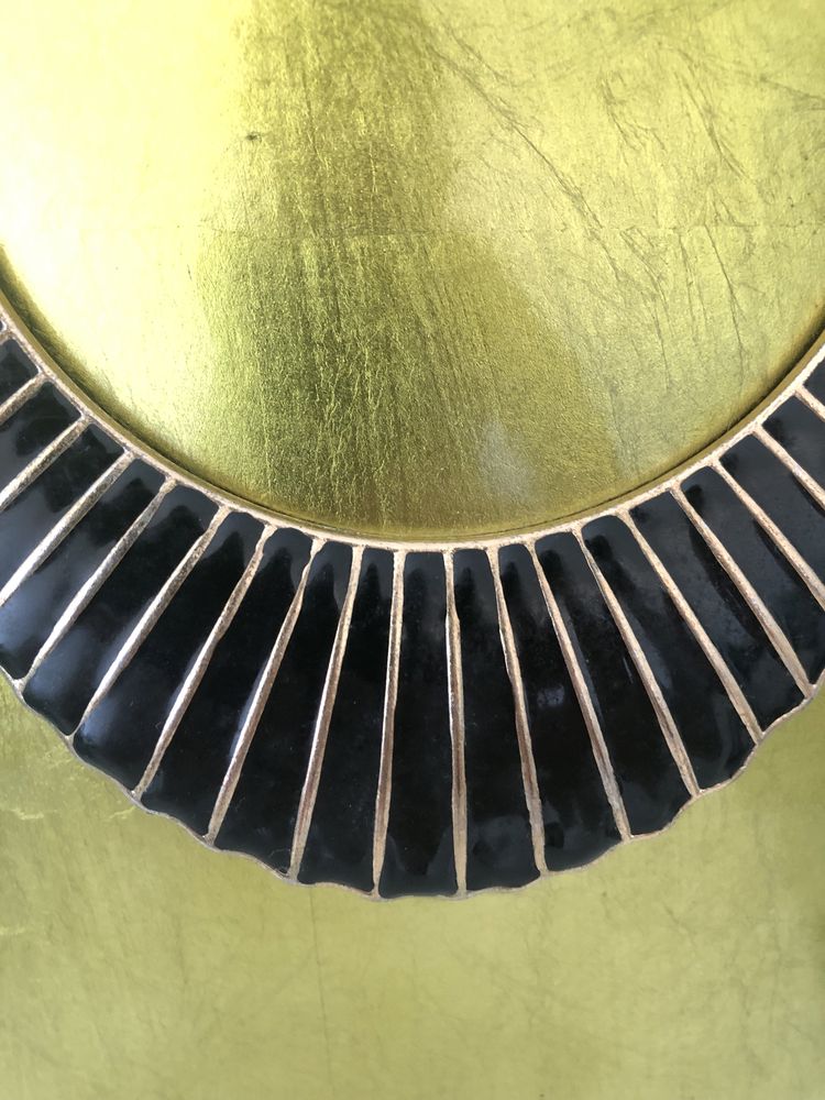 Colar dourado e preto