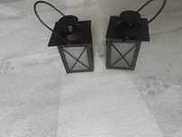 Dwa metalowe lampiony