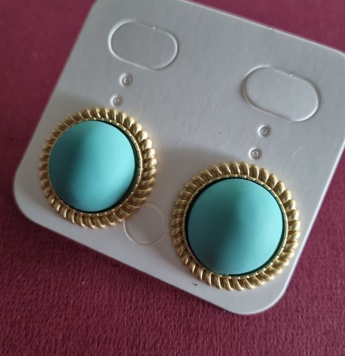 Brincos dourados com meia bola em tons de azul turquesa/verde água.