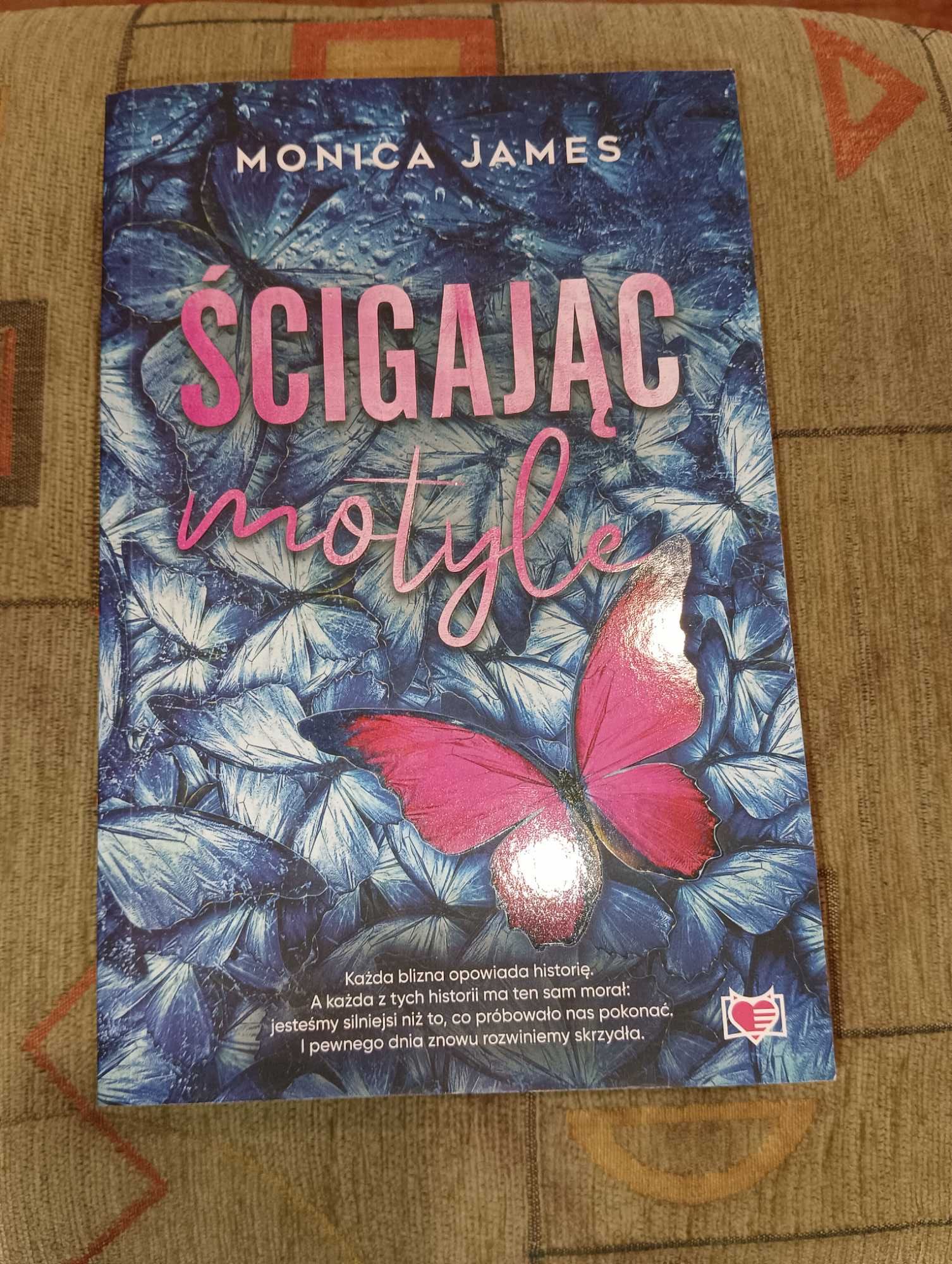 M. James Ścigając motyle