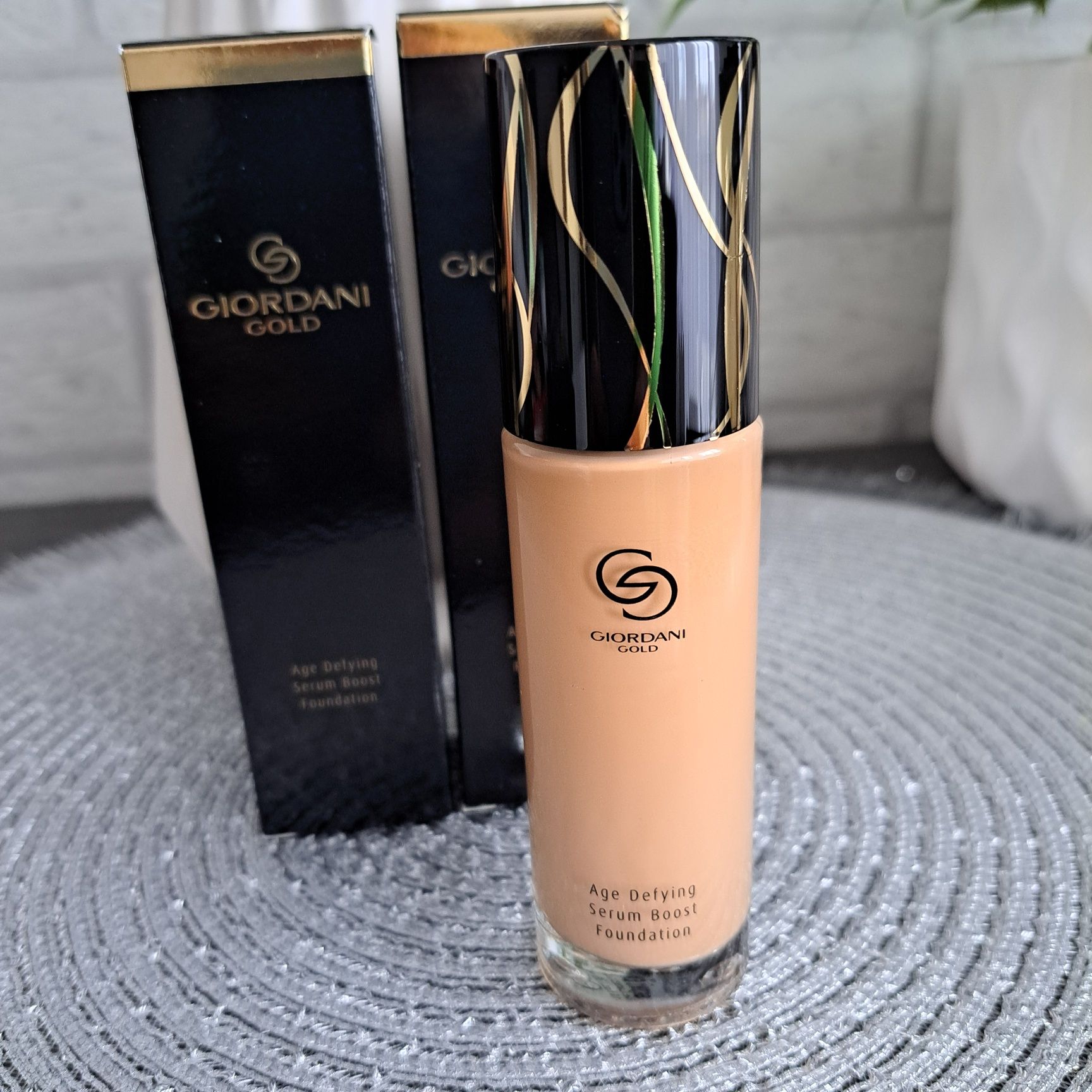 Podkład Giordani Gold ujędrniający z serum Beige Warm