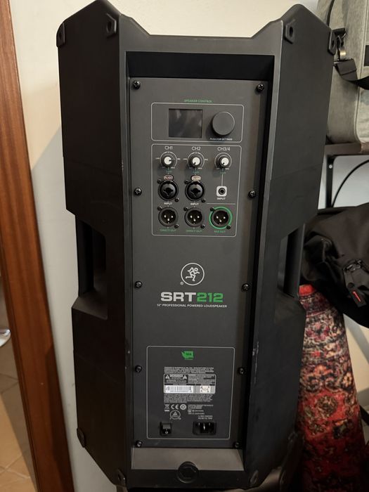 Colunas ativas Mackie SRT 212