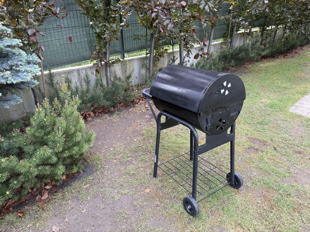 Grill węglowy z 2 rusztami.