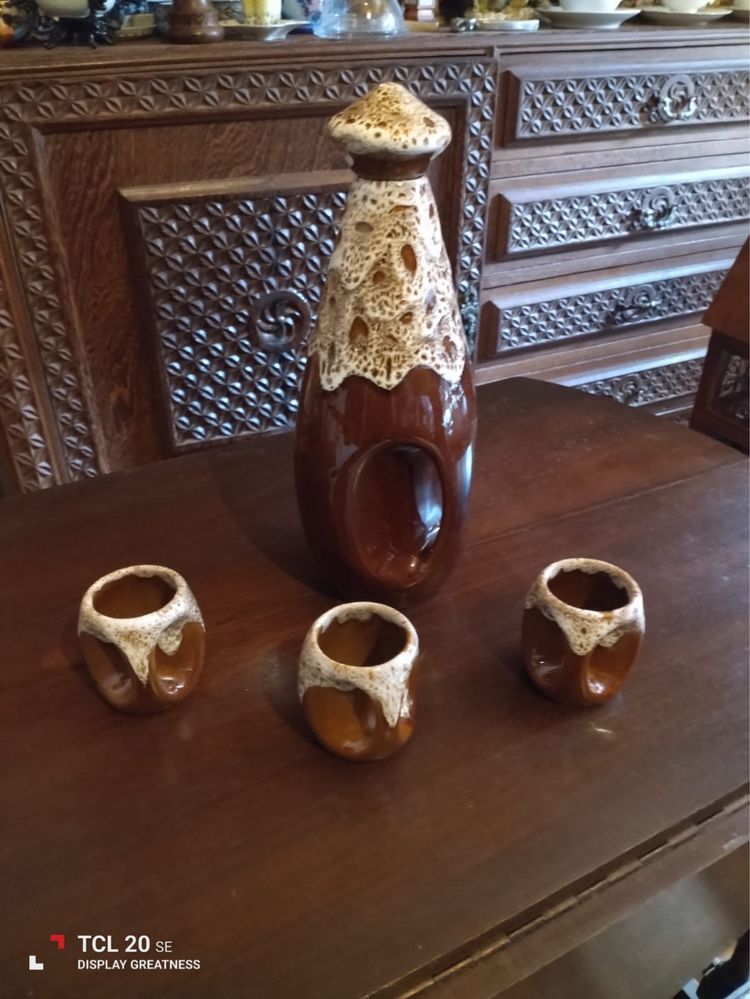 Garrafa com três copos, louça portuguesa