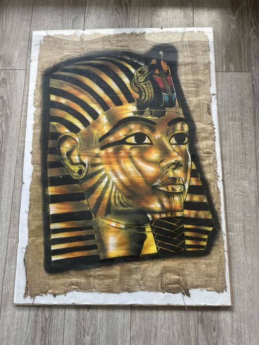 Ogromny papirus pod plastikową pleksją