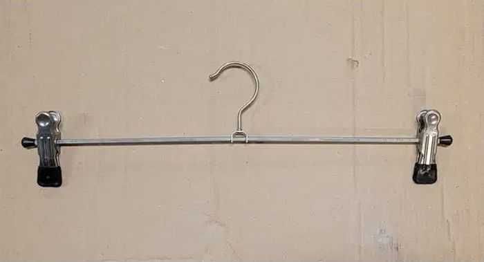 Wieszaki metalowe wiszące na spodnie z klamrami 40 cm