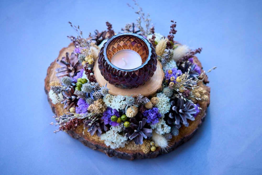 Dekoracja/stroik/świecznik z suszonych kwiatów na plastrze drewna