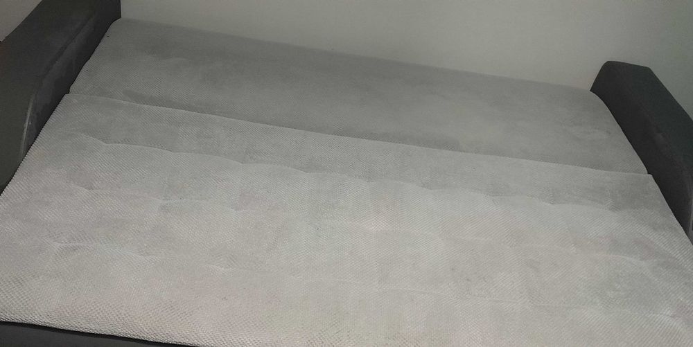 Rozkładana sofa z pojemnikiem na pościel.