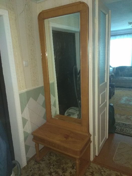 Трюмо старинное. Качество.
