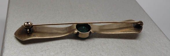 Przedwojenna broszka zielony kamień srebro złocone.