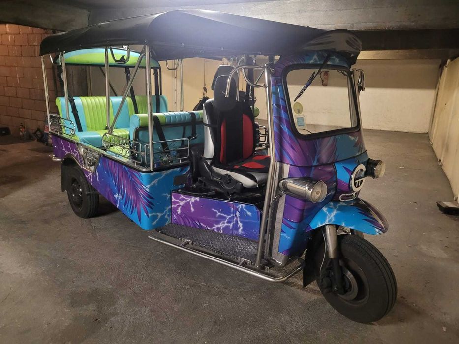 Tuk Tuk 7 lugares (1 condutor + 6 passageiros) – motor a gasolina