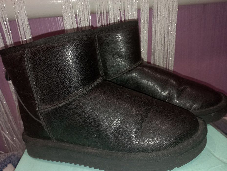 Продам угги жіночі ,кожа .