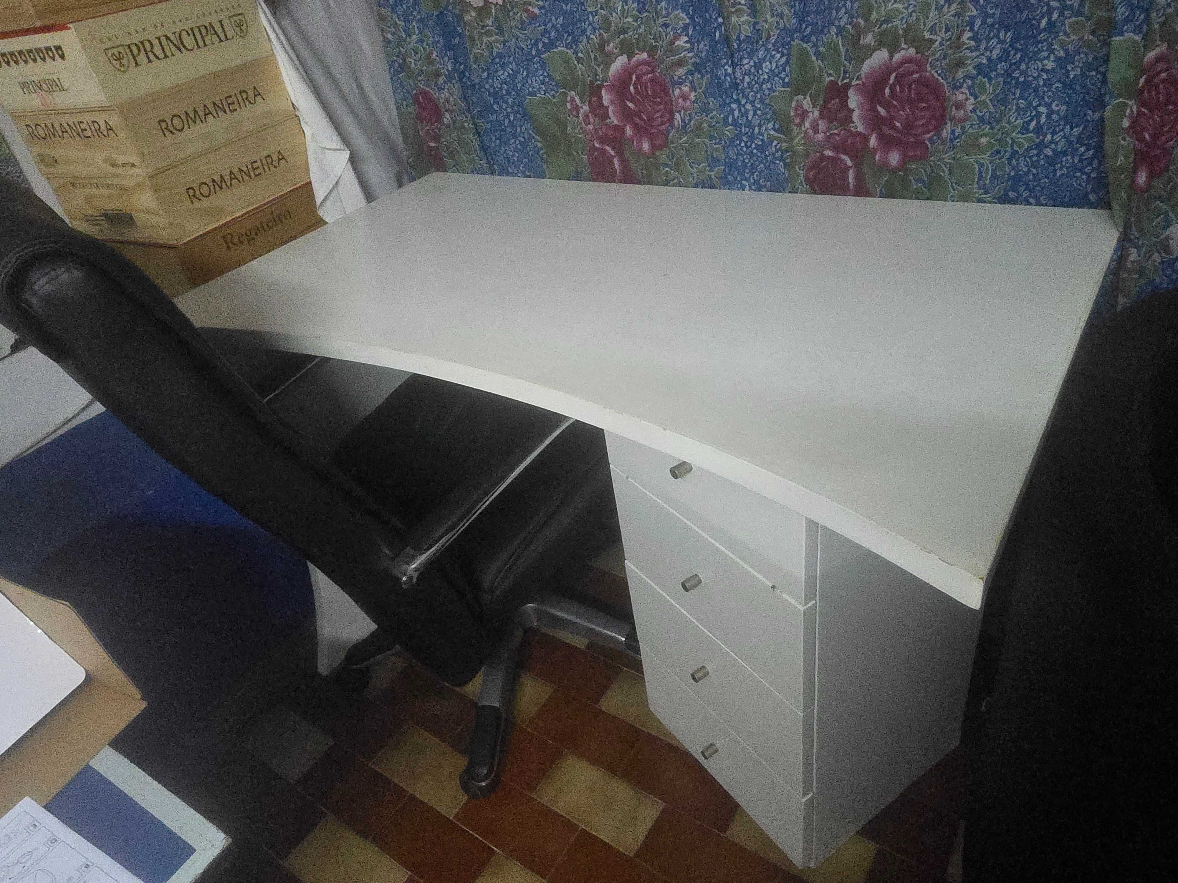 Mesa com cadeira Escritório
