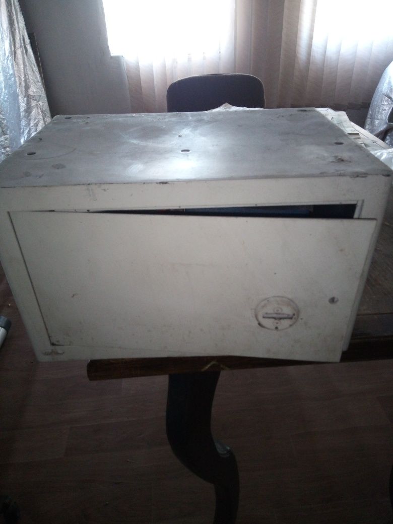 Продам колишній металевий  сейф б/у