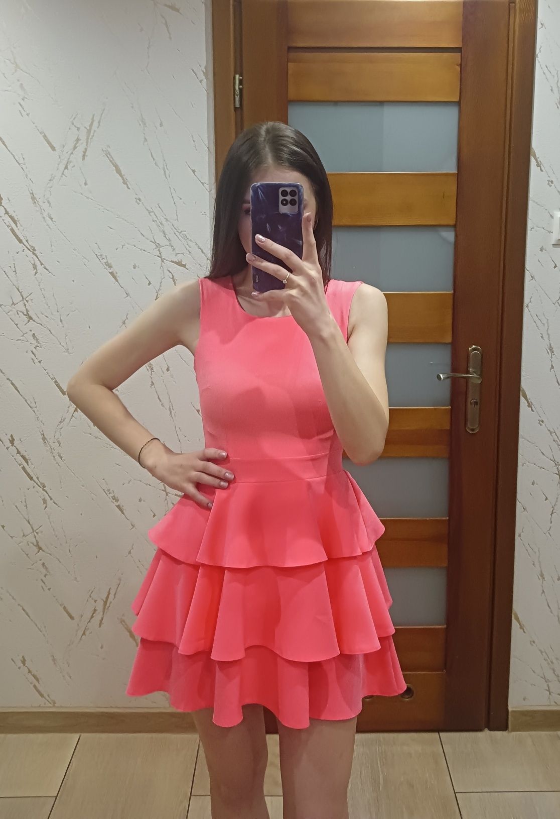 Różowa neonowa sukienka z falbankami