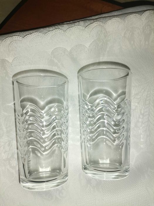 Dwie szklanki przezroczyste