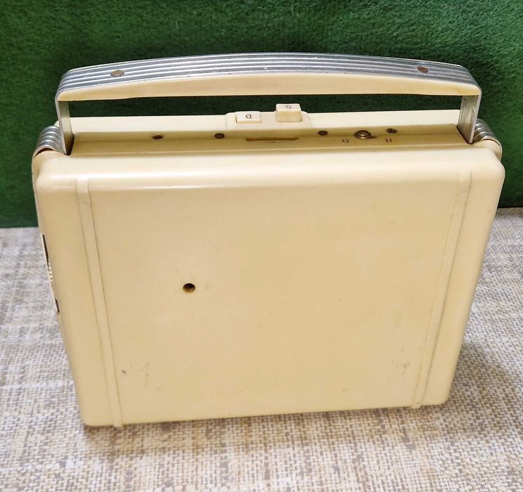 Stare radio Szarotka z zasilaczem