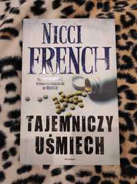 Tajemniczy uśmiech Nicci French - thriller psychologiczny