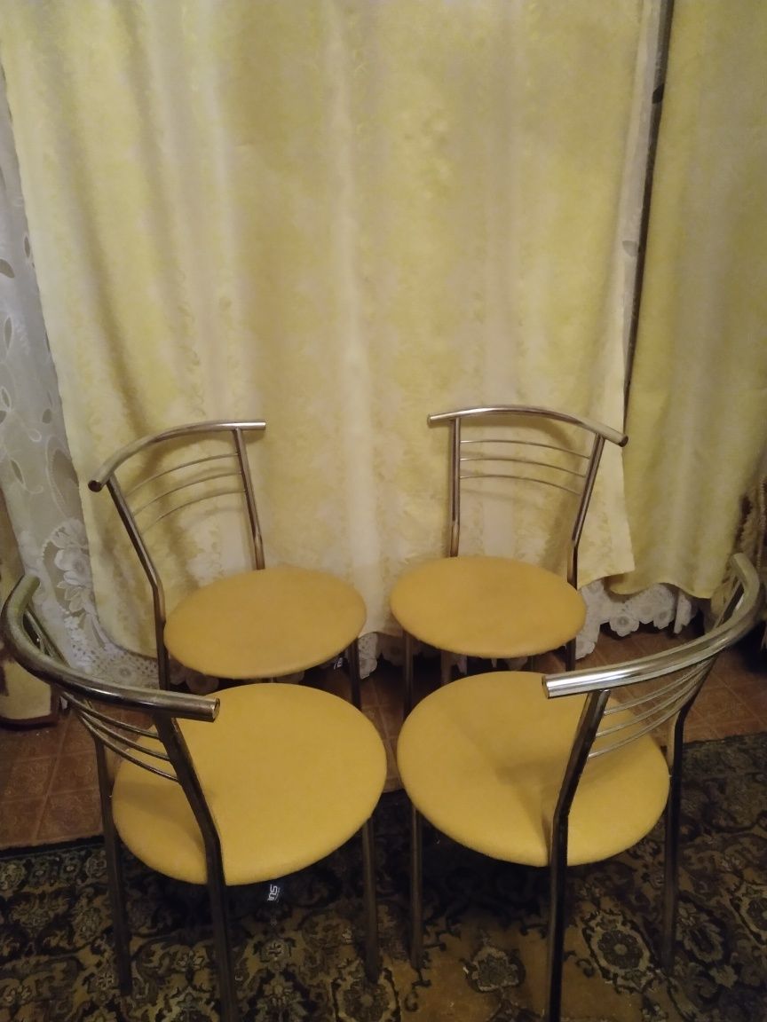 Кухонный столик и стульчики