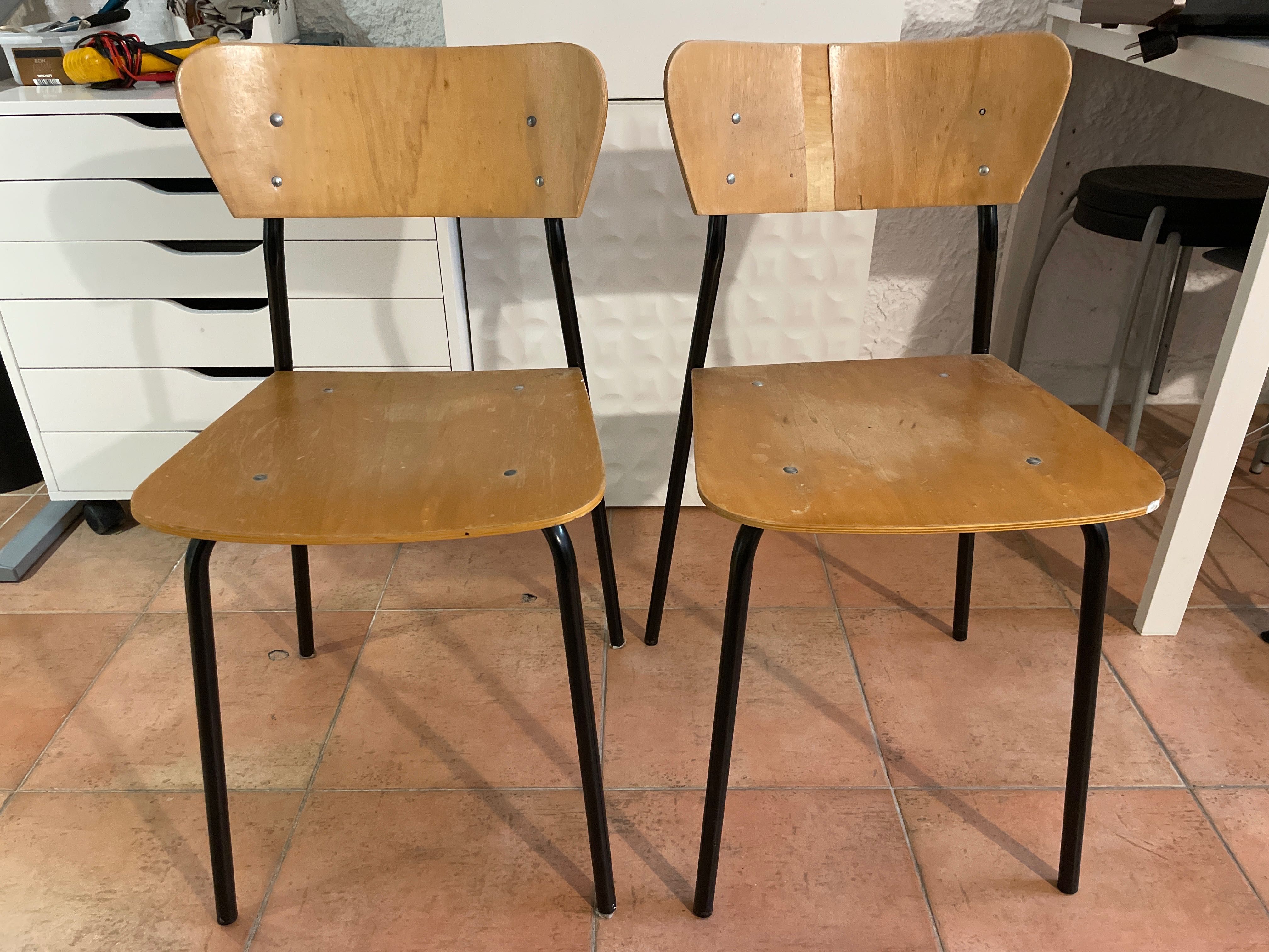 Cadeiras de escola vintage