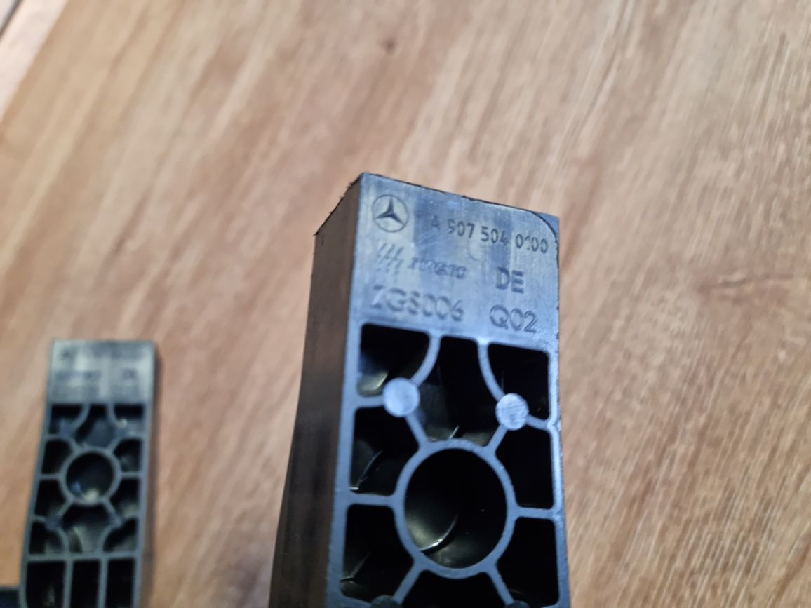 A9075040100/0000 Кріплення радиатора конд Mercedes Sprinter 907