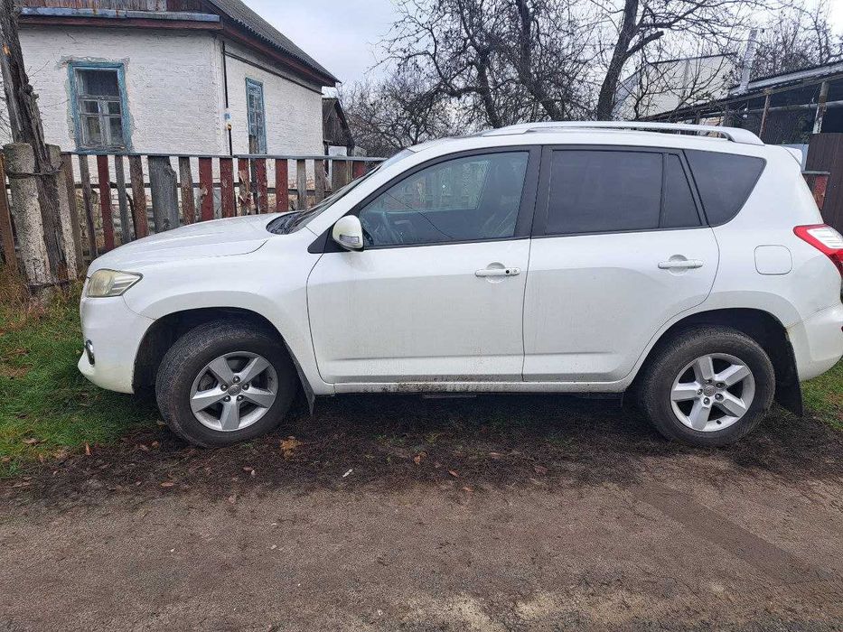 Toyota RAV4 біла