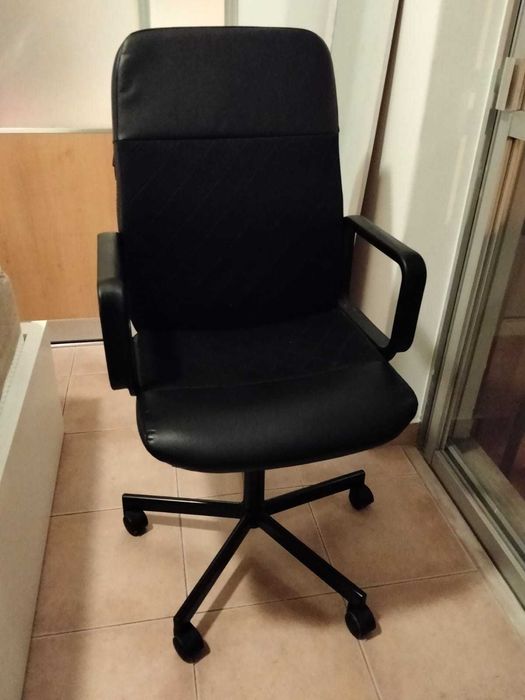 Mesa Sansberg e Cadeira Giratória RENBERGET da loja Ikea