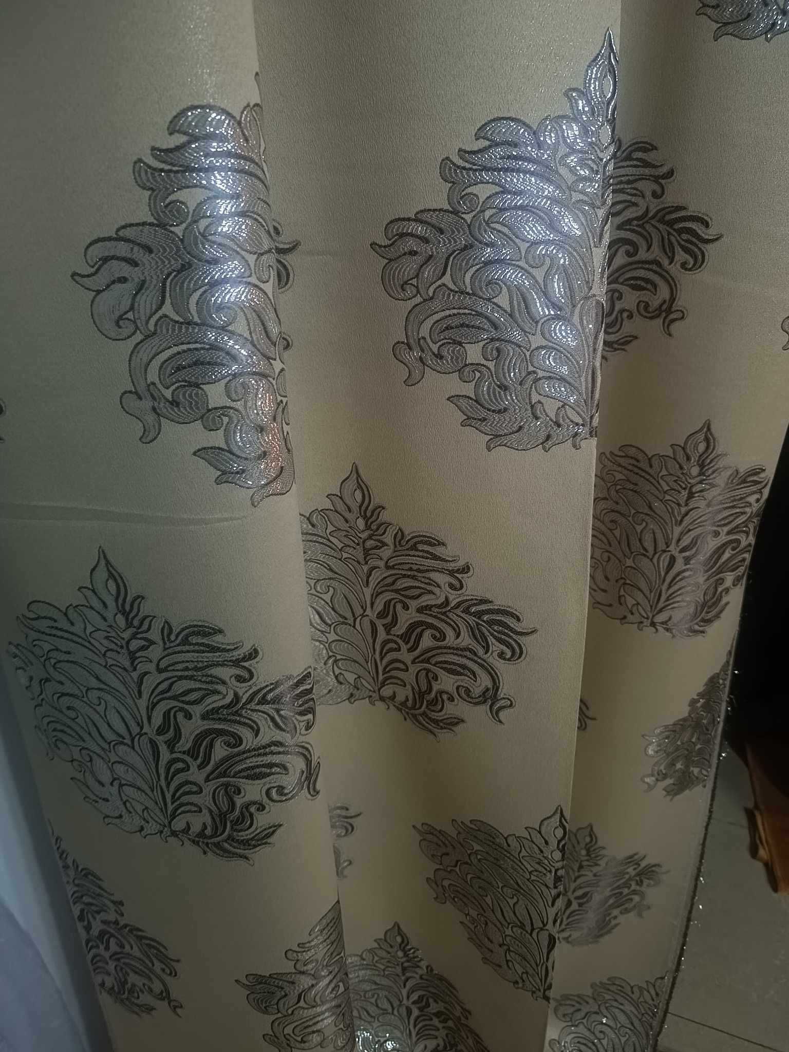 zasłony z metra ORNAMENT SREBRNY w BEŻU, szer 140 cm GLAMOUR