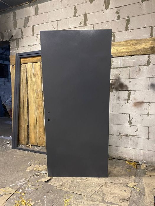 Двері в під'їзд, склад, магазин