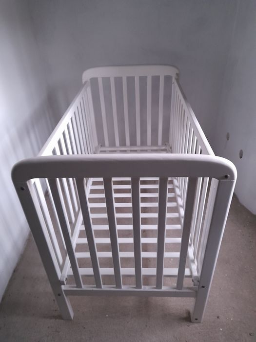 Cama de bebé branca