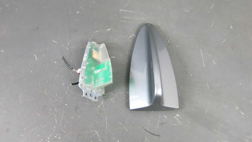 BMW 3 E90 E91 antena dachowa rekin płetwa kolor A52