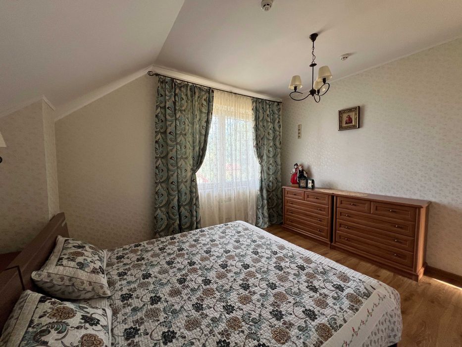 Продаж двоповерхового будинку з сауною напроти лісу.