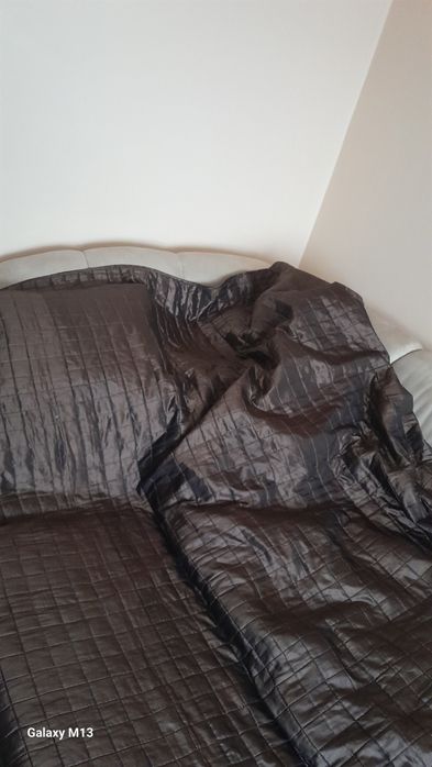 duża narzuta na łóżko