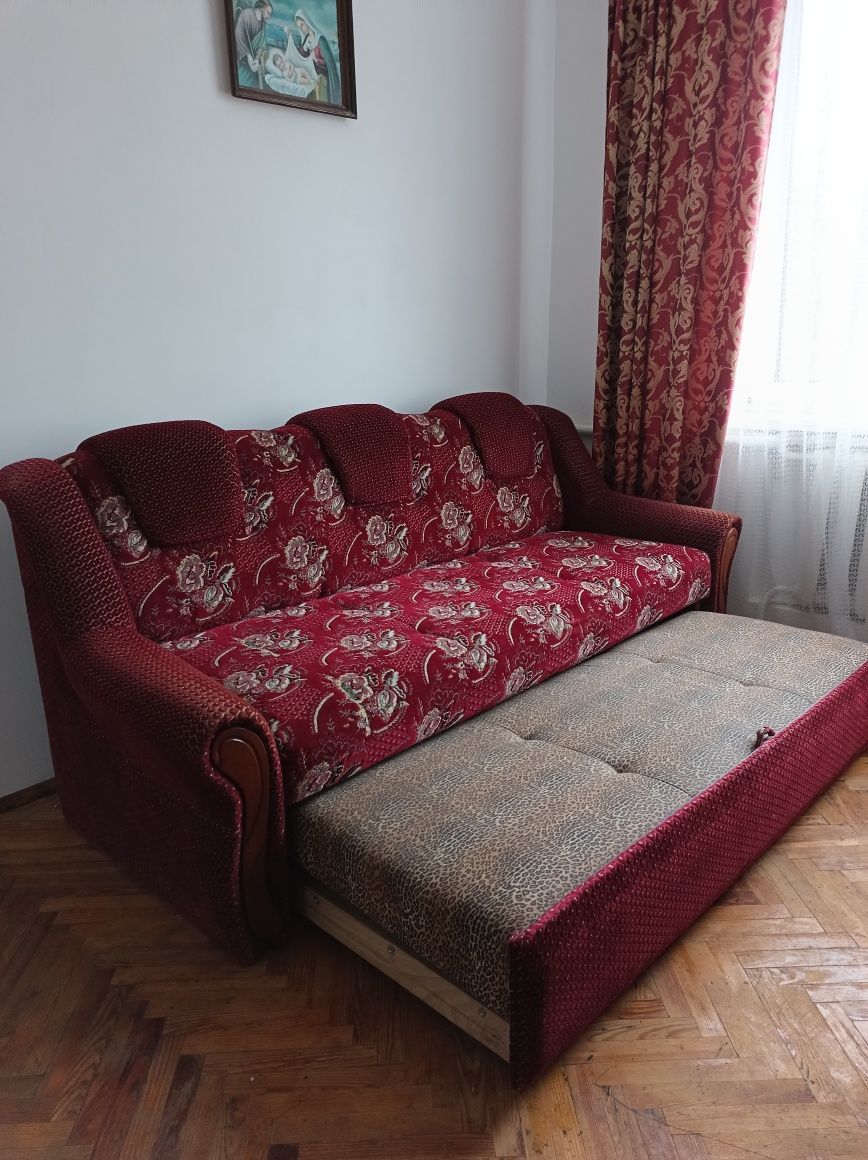 Диван мякий вишневий