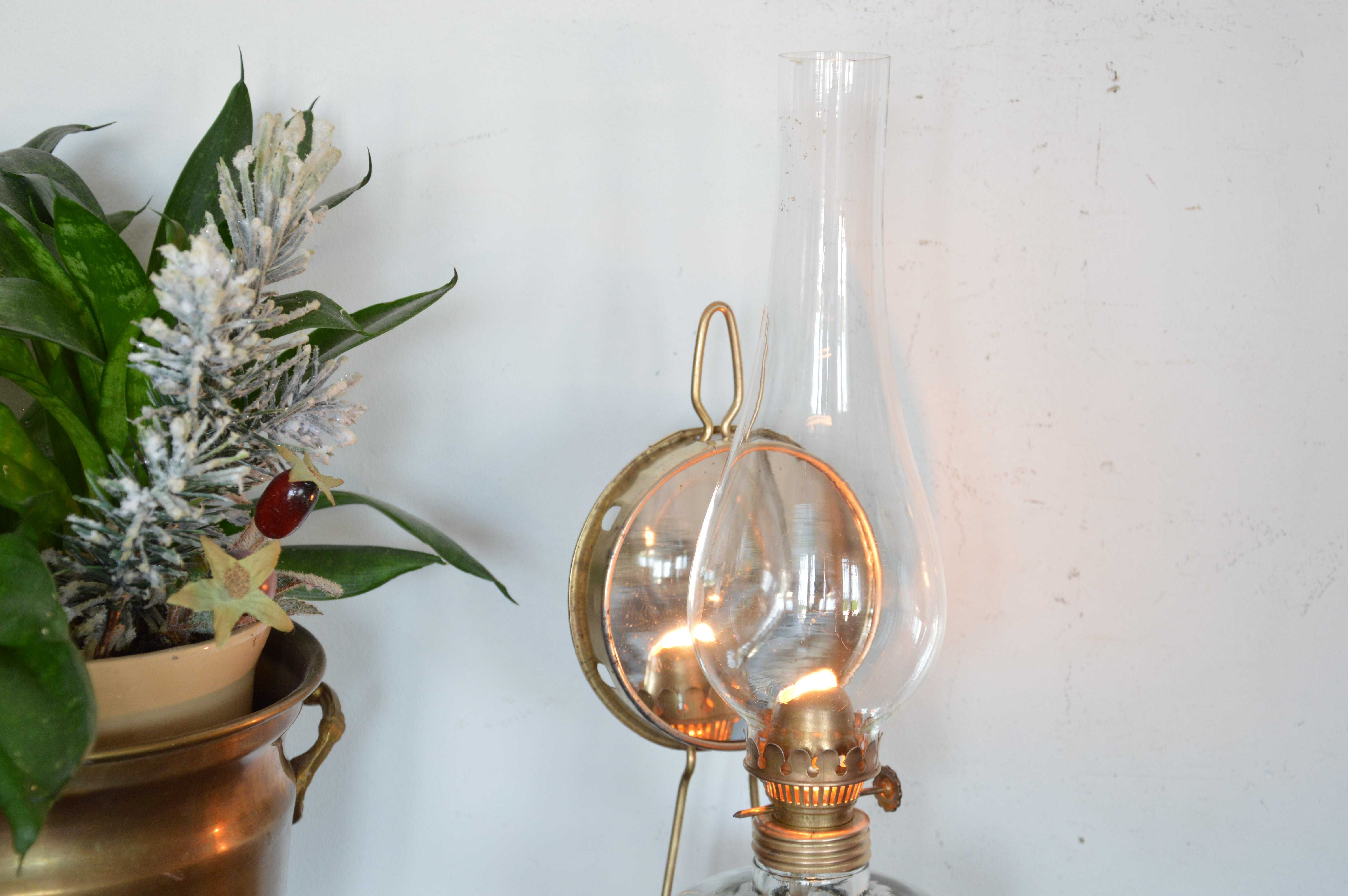 lampa naftowa wisząca lub stojąca z lusterkiem