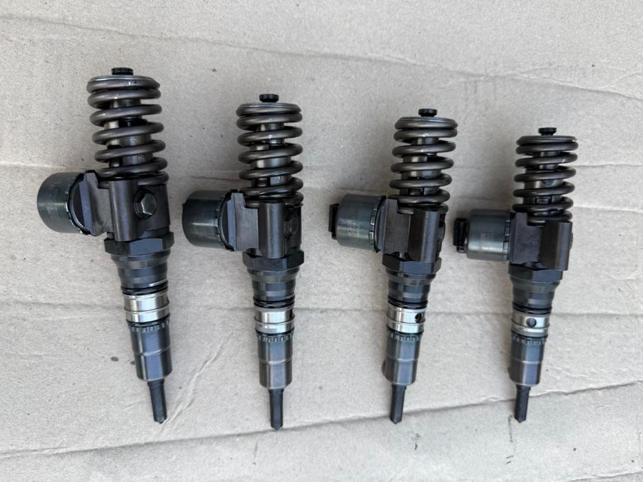 Насос форсунки Passat B6 Touran Caddy Golf 5 2.0 tdi Audi 03G130073G