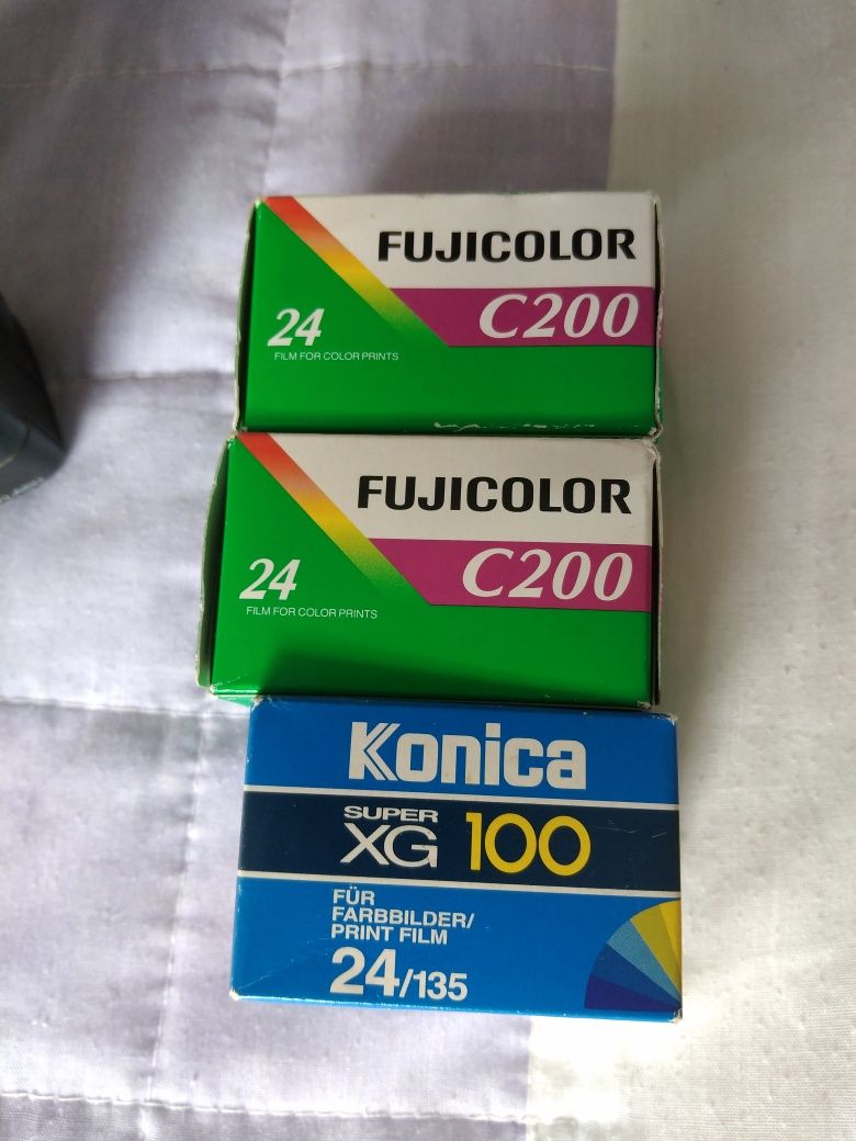 Máquina e rolos fotográficos