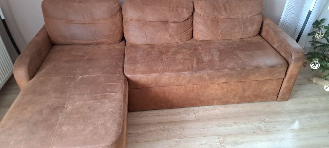 Sofa rozkladana i 2 pufy