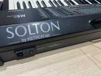 Teclado sintetizador marca Solton by Ketron, com suporte.