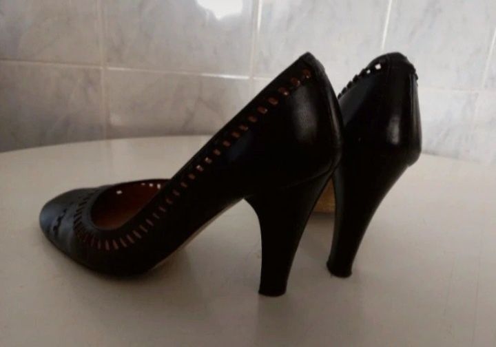 Sapatos pele pretos N. 36 Zara
