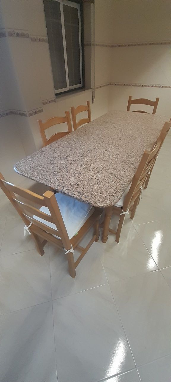 Mesa de cozinha com cadeiras