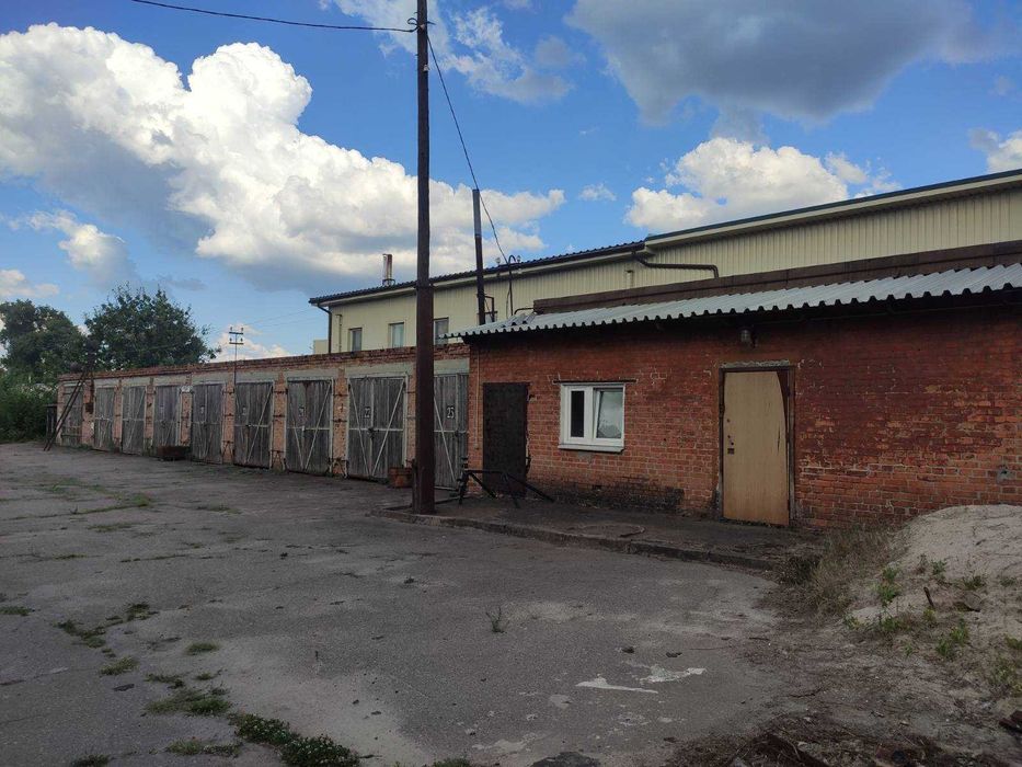 База на червоній лінії з деревообробним та ковальським цехами