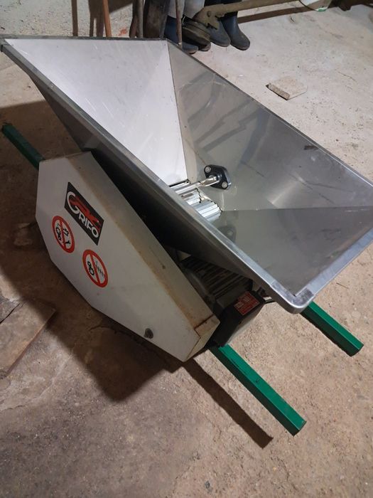 Esmagador Elétrico em Inox para Uvas em bom estado de conservação
