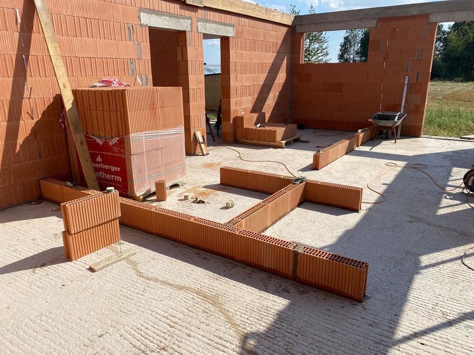 Budowanie domów, murowanie, ławy fundamentowe, stan surowy po dach