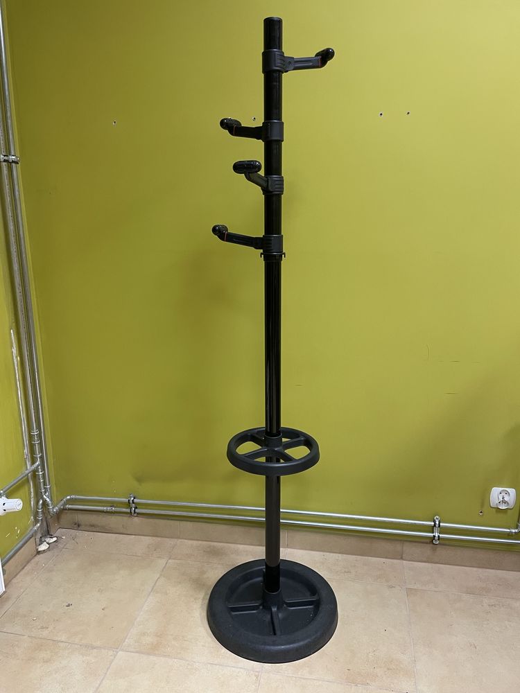 Wieszak stojący metalowy z uchwytem na parasole