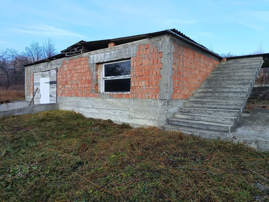 Цоколь з ділянкою під будівництво