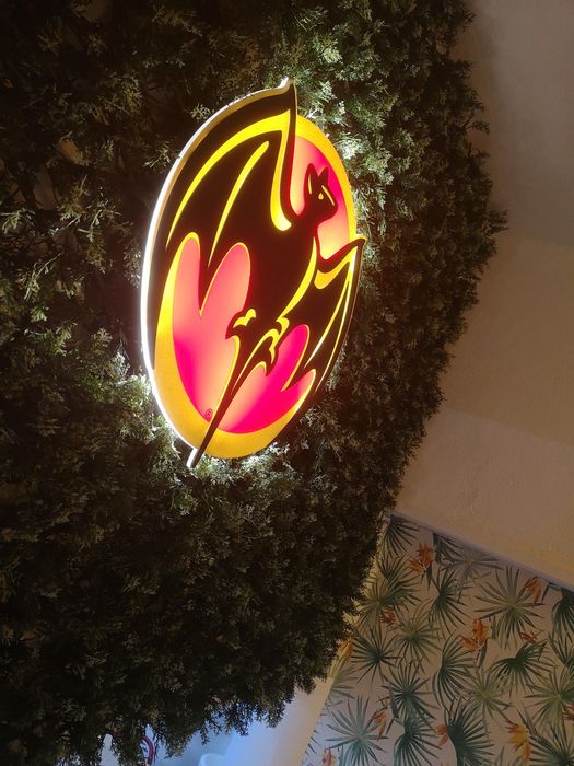 Logo luminoso Bacardi