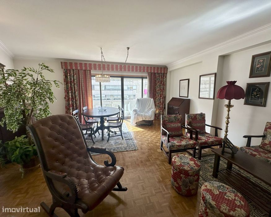 Apartamento T2 Mobilado com 2 Casas de Banho e Varanda