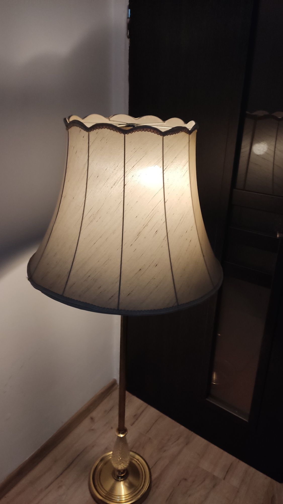 Ładna stylowa lampa podłogowa